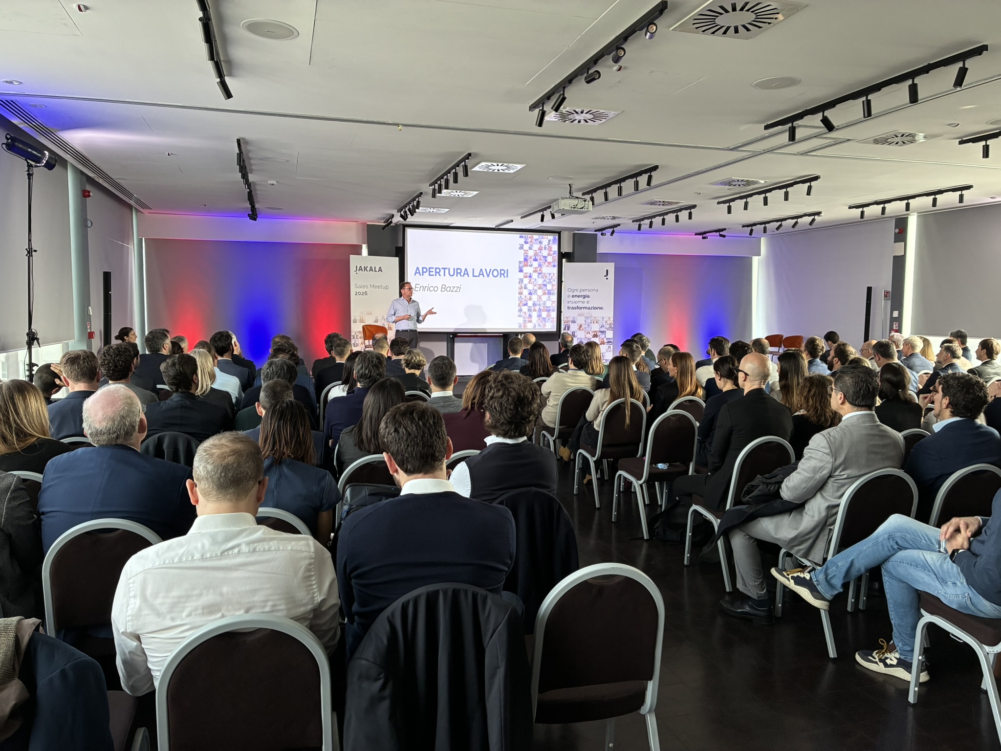 Sala convegno con pubblico e palco.