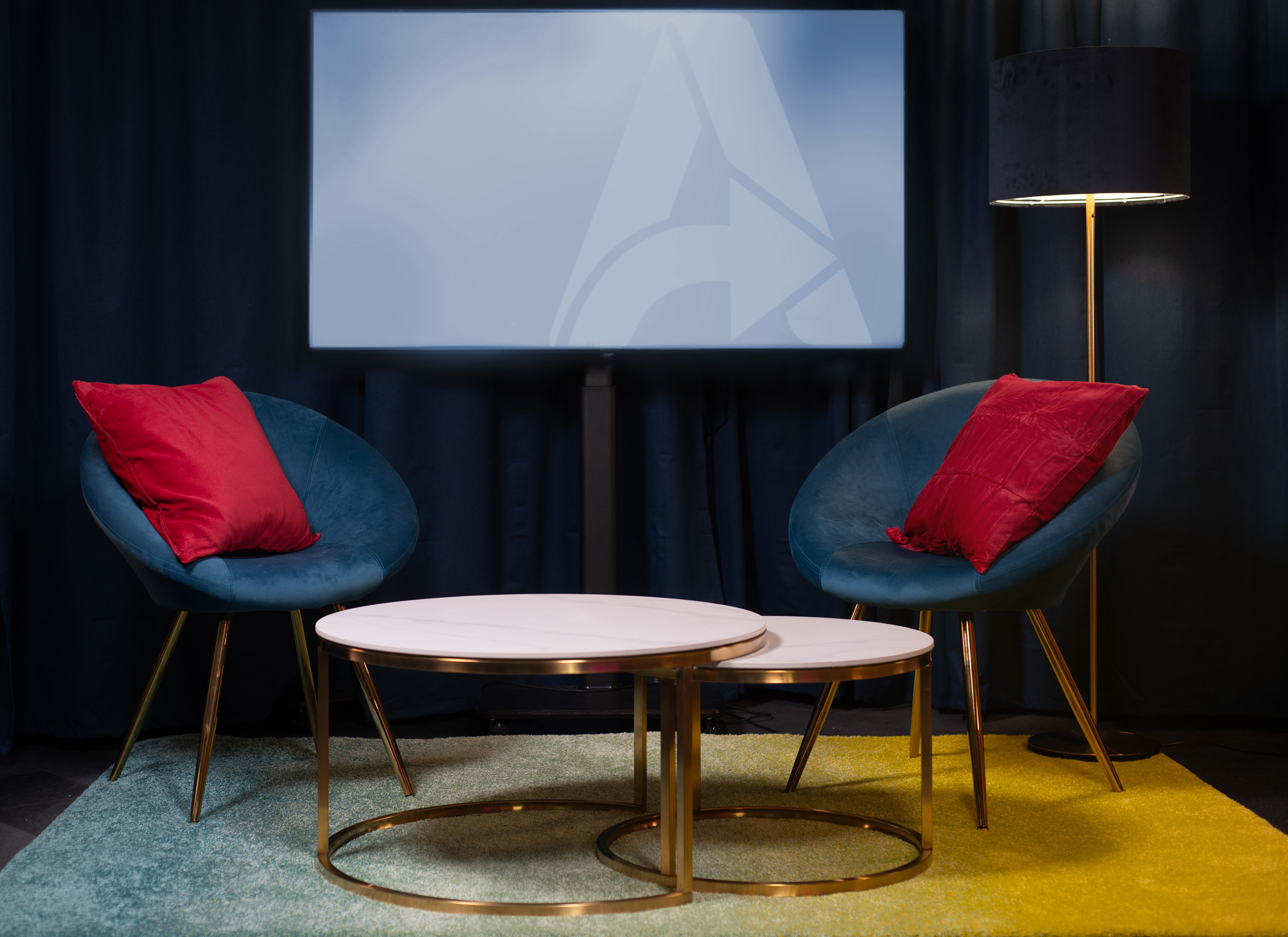 Lounge studio Amerigo Media con set conversazionale.