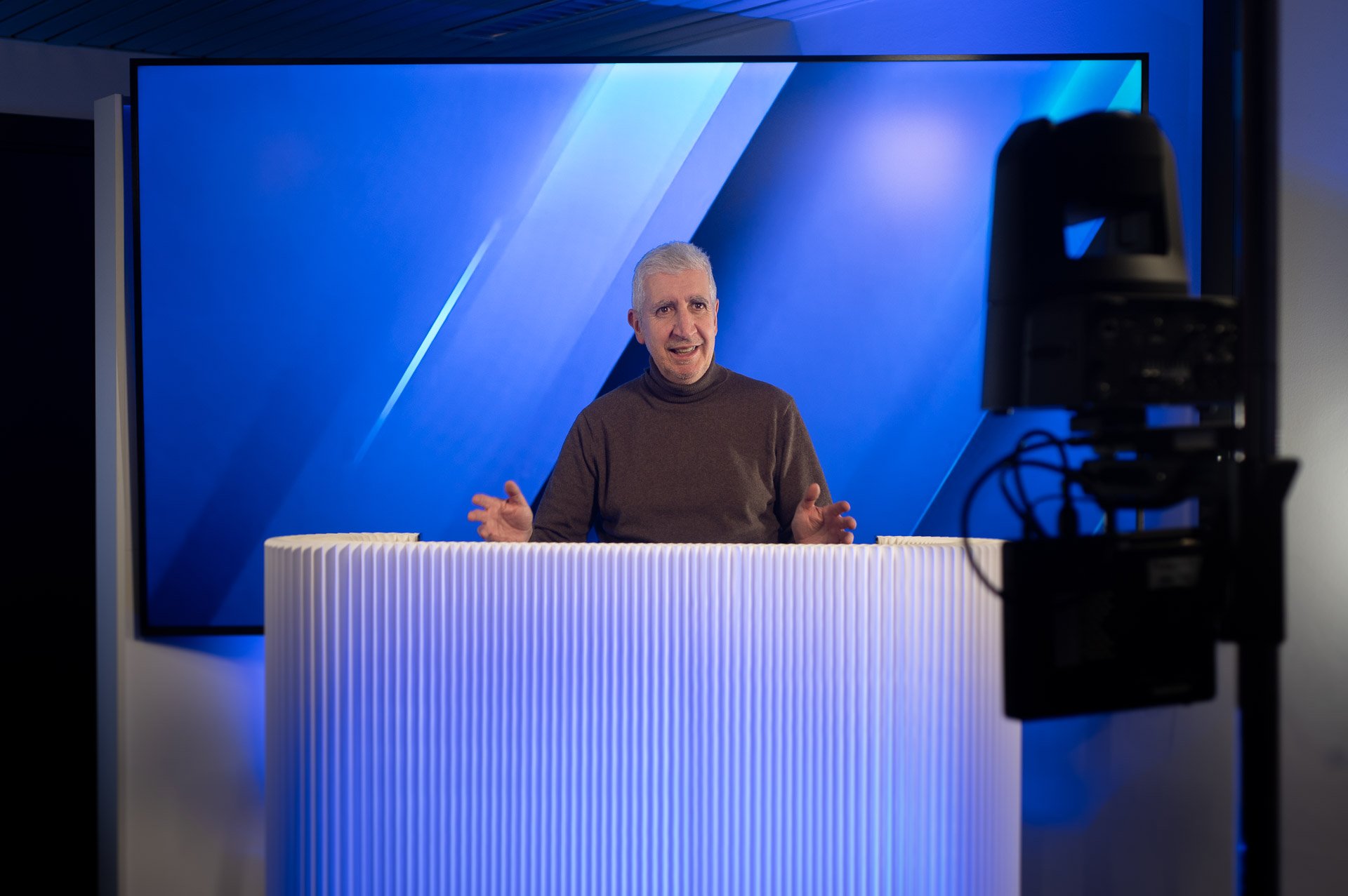Studio Amerigo Media con speaker al newsdesk.