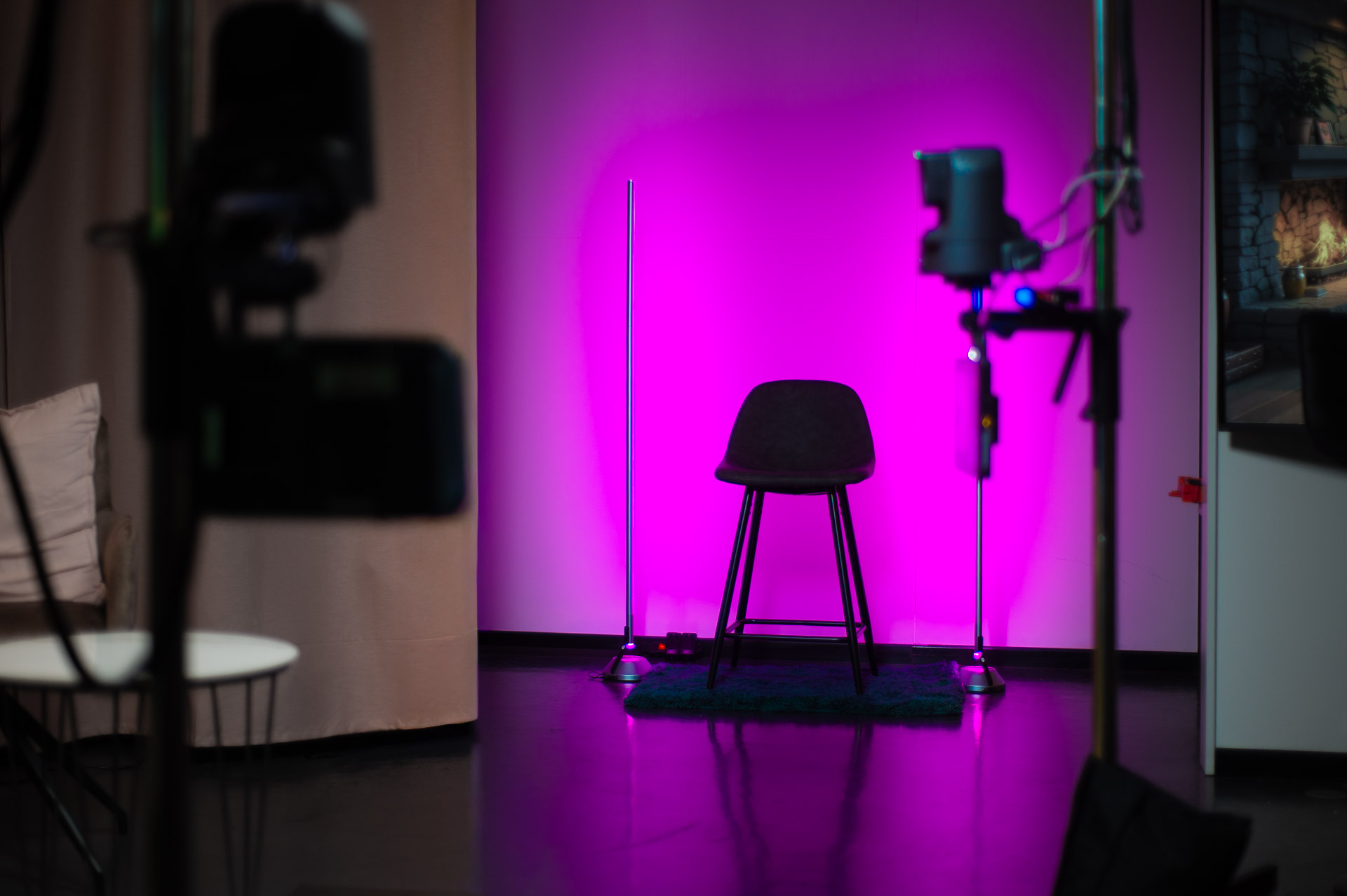 Set podcast con luci RGB nello studio Amerigo Media.
